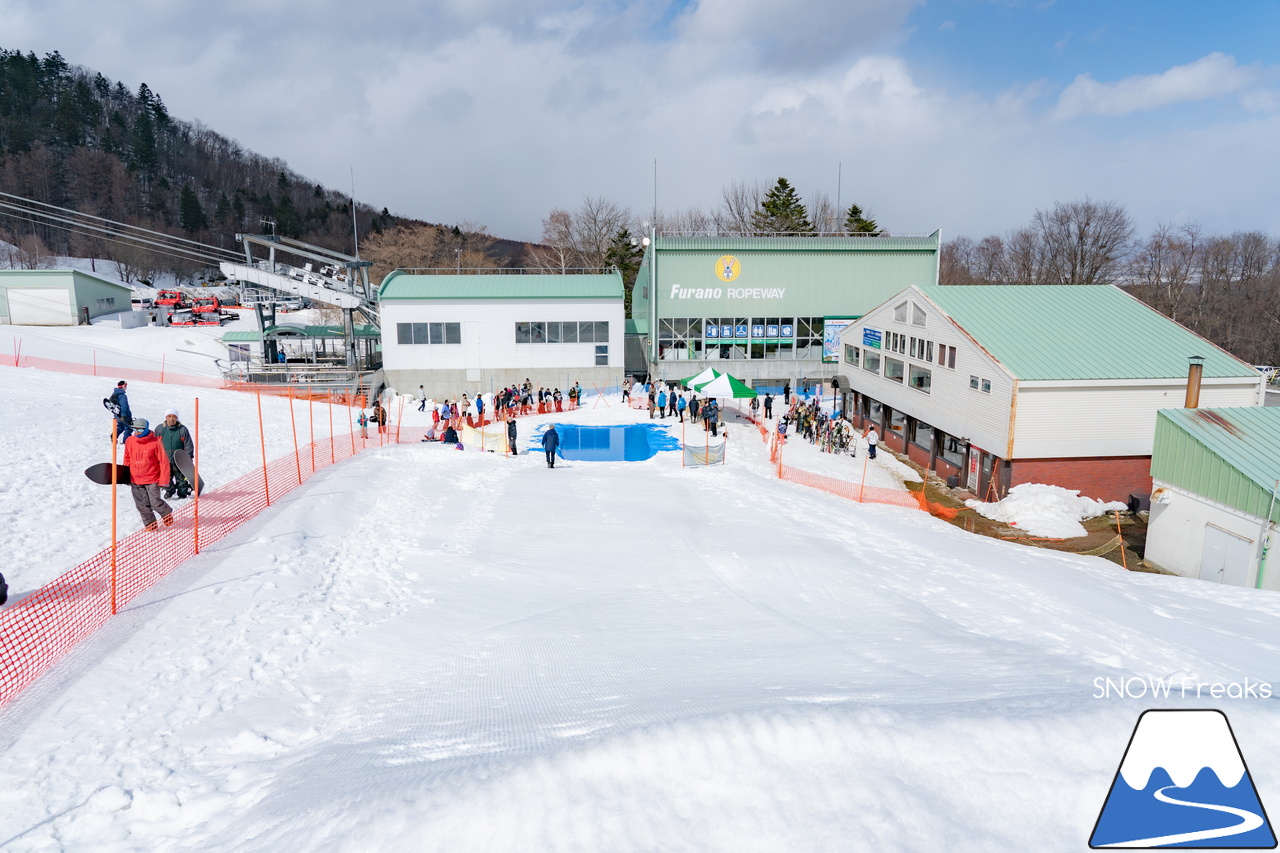 富良野スキー場｜季節は、まだ冬？それとも…？小雪が舞い、たくさんの雪が残る富良野スキー場で、春の恒例イベント『春スキー池渡り大会』開催(^^)/